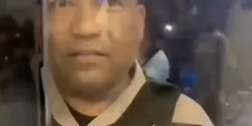 Miembro de la Policía intenta cerrar barbería alegando que es prohibido laborar después de las 12 AM